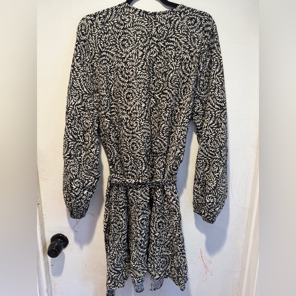 H&M - Leaf Print Long Sleeve Dress - Picture 2 of 3